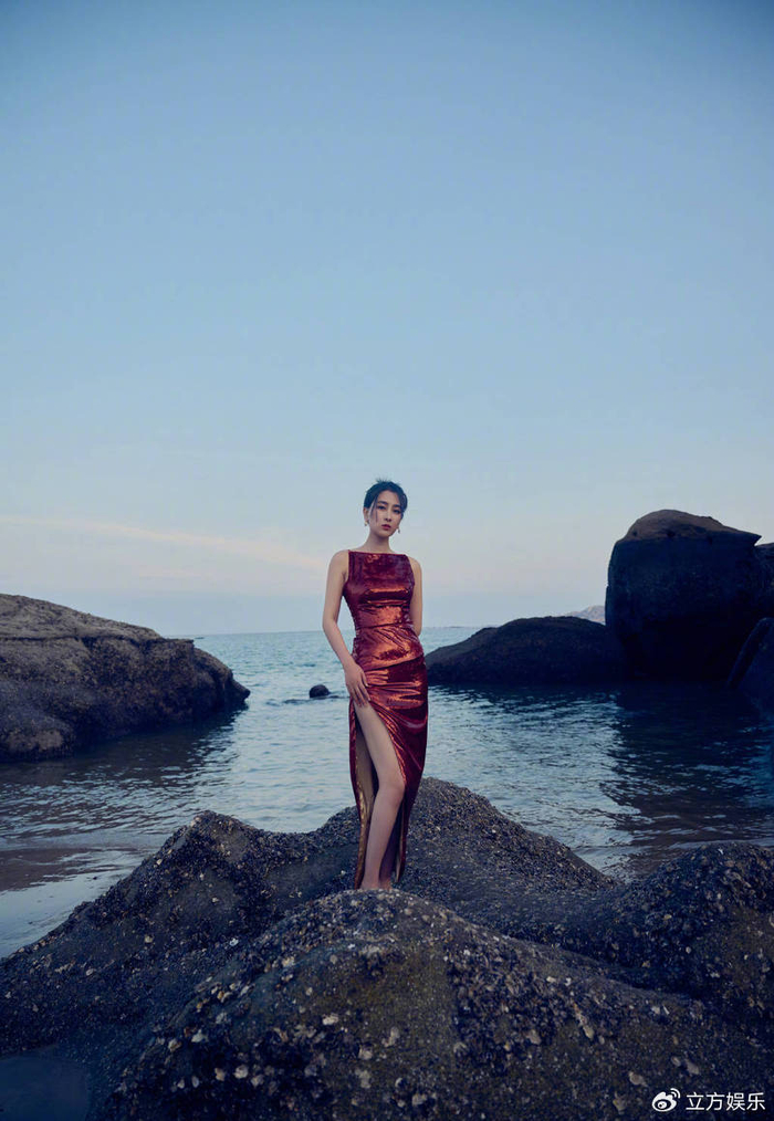 马苏穿红色开叉连衣裙曲线婀娜大秀美腿妩媚动人