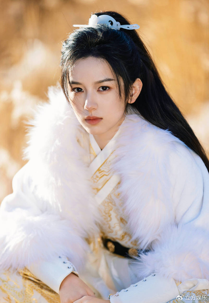 周也玉簪冠发英气十足穿白衣锦袍化身俊朗少年