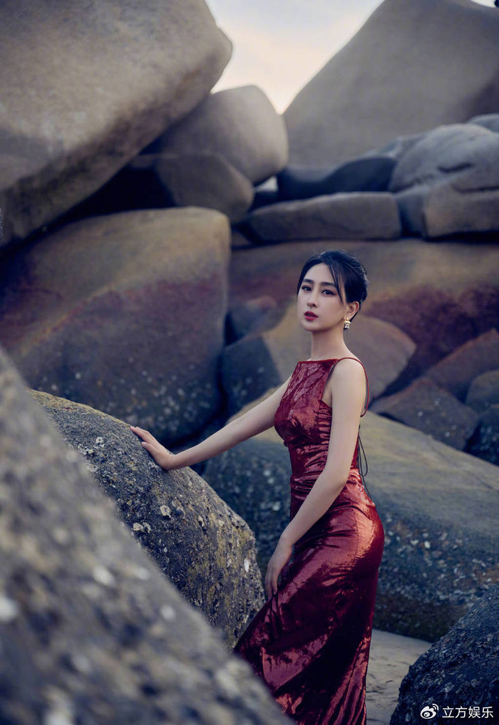 马苏穿红色开叉连衣裙 曲线婀娜大秀美腿妩媚动人