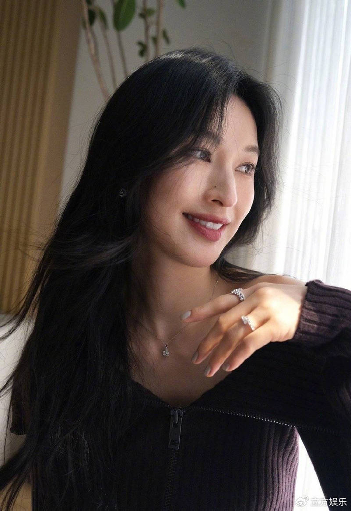 张俪穿v领毛衣小秀迷人香肩浅黛微妆映衬精致五官