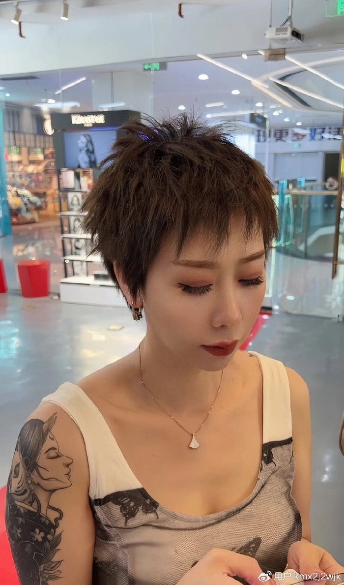 夏季短发来了,锯齿刘海很有辨识度,剪完大不一样