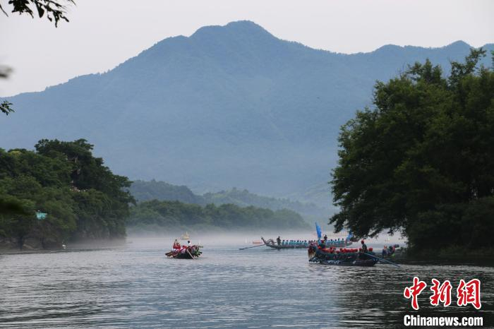 安徽泾县:桃花潭水深千尺 龙舟竞渡庆端午