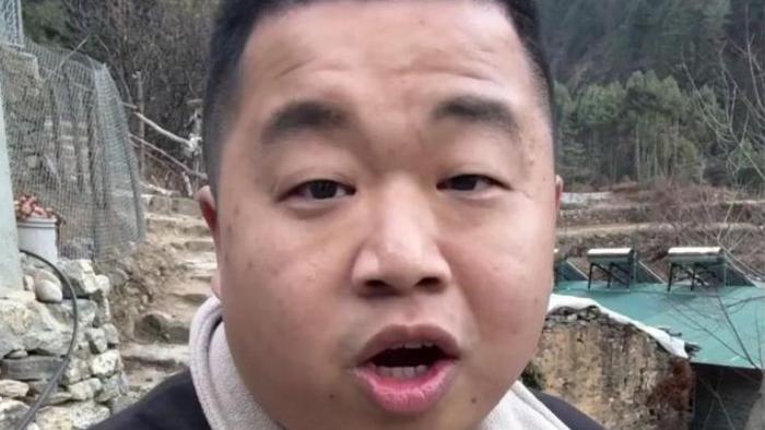 蓝战非称已经被踢出家族，他们觉得自己的成就，是吸走祖上所有运气