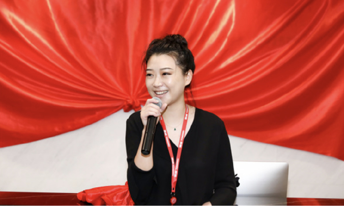 1989年出生的她,就读于英国伦敦玛丽女王大学本科.
