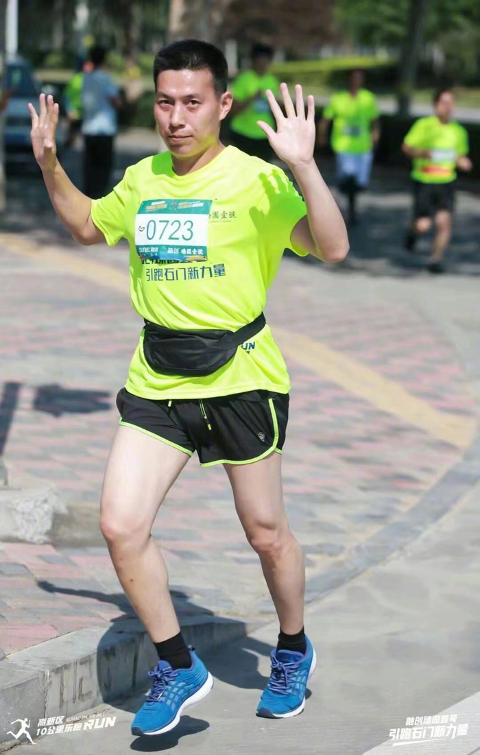 努力大过天赋 他从90公斤跑到67公斤|马拉松|韩光辉|体育场_新浪新闻