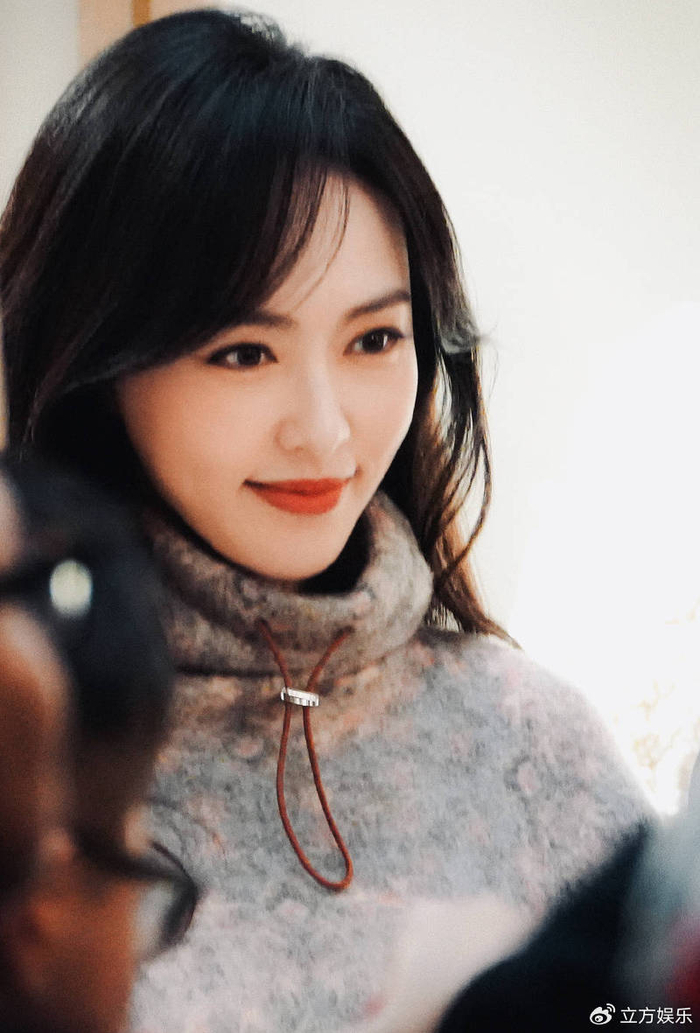 唐嫣王阳同框出席活动二人浅色系穿搭优雅知性