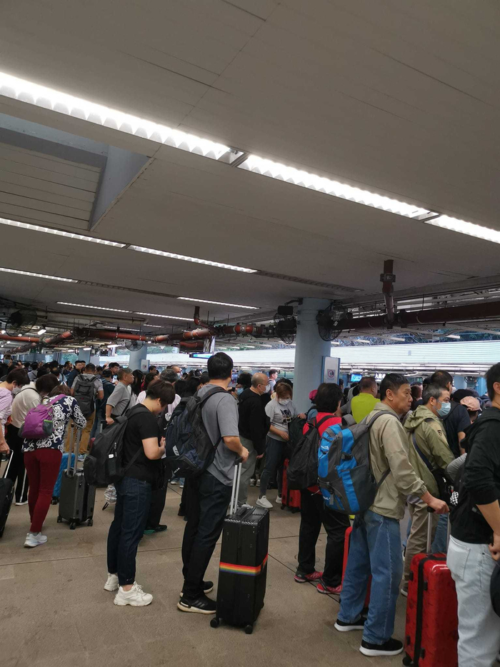今天上午香港各大口岸挤满了前往内地的市民