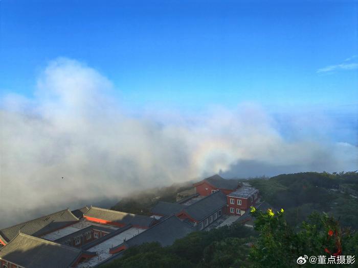 泰山景区连续两天出现碧霞宝光(佛光)