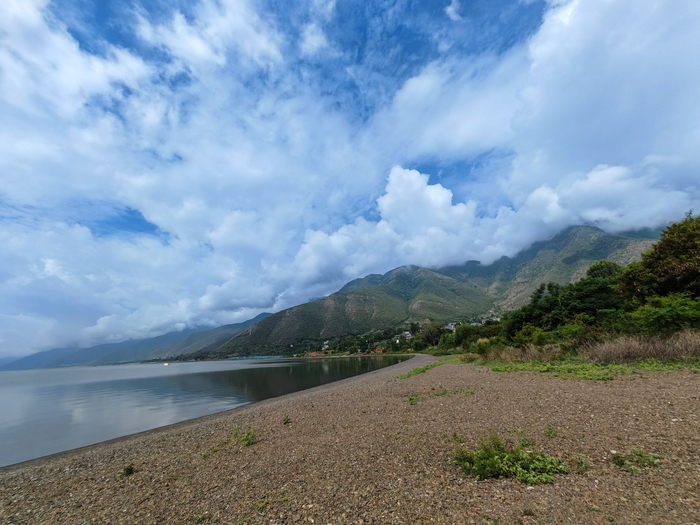 自己钻村子过山林到达的景点云南永胜程海准确说不是景点