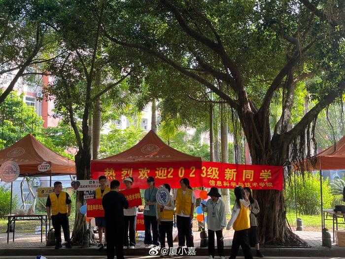 迎新的横幅已挂上,开学的氛围已拉满!你好,新同学!