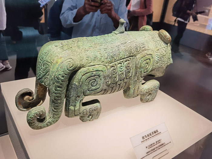 江西省博物馆里的伏鸟双尾青铜虎