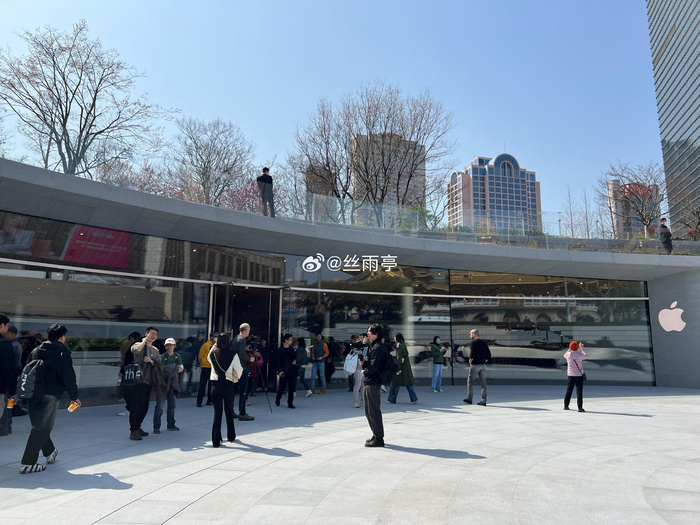 昨天两次路过没有进去的静安寺广场苹果新店