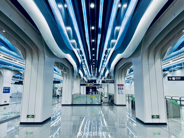 成都地铁凤溪河站以其独特的海洋蓝主体色调和流动造型