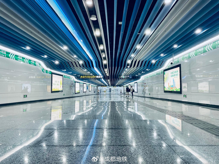 成都地铁凤溪河站以其独特的海洋蓝主体色调和流动造型