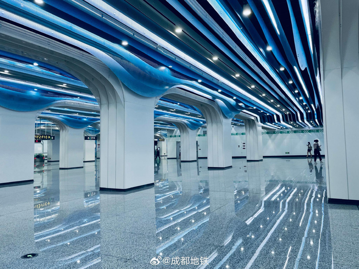 成都地铁凤溪河站以其独特的海洋蓝主体色调和流动造型