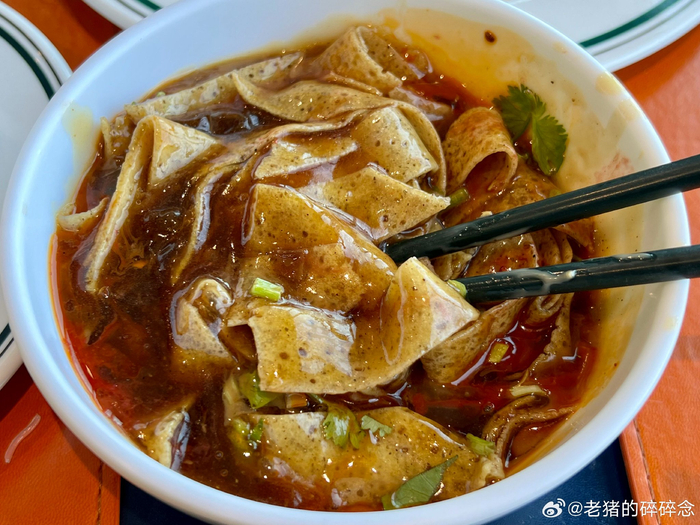 天津早餐特色"嘎巴菜"吃了上～ 配上煎饼果子,别的不说,可真耐饿