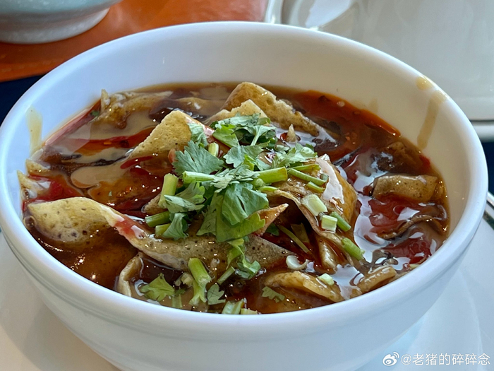 天津早餐特色"嘎巴菜"吃了上～ 配上煎饼果子,别的不说,可真耐饿