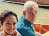 郭碧婷爸爸晒出两年前和女儿的合照，头发全白，当时做化疗的原因