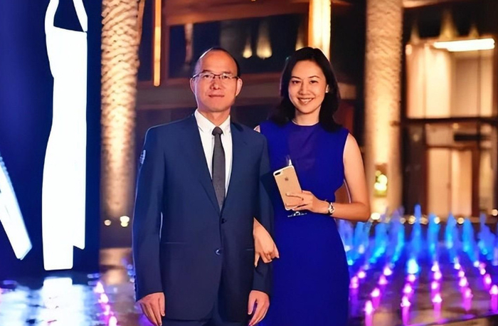 主持人王津元:嫁给大4岁富豪郭广昌,生下3个孩子,如今52岁很幸福