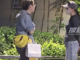 热依扎疑似怀孕？和朋友在路边聊天，小腹隆起