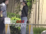 热依扎疑似怀二胎，和友人聊天长达四小时，腹部微凸