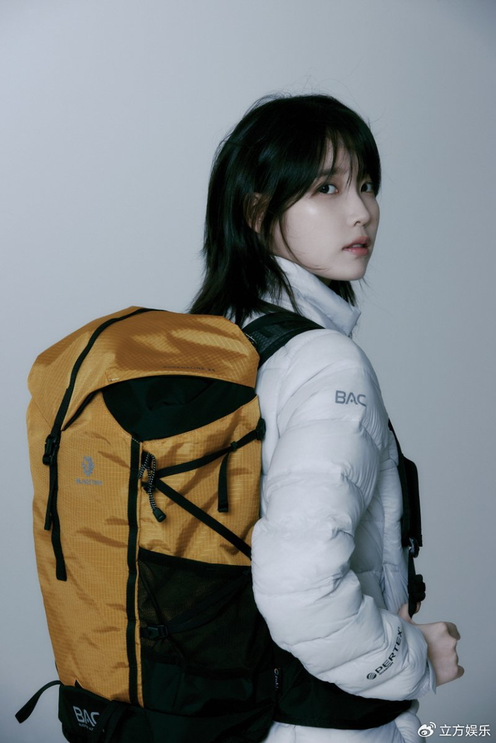 iu最新宣传照曝光 户外登山运动风活泼可爱