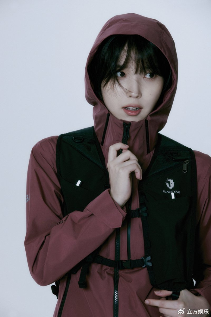 iu最新宣传照曝光 户外登山运动风活泼可爱
