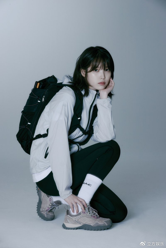 iu最新宣传照曝光 户外登山运动风活泼可爱