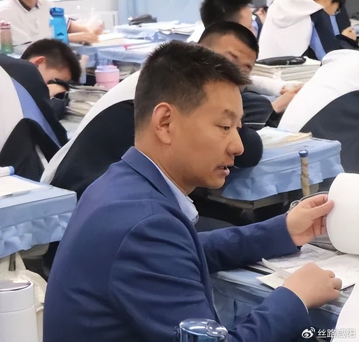 同学们在课堂上认真思考,紧跟老师思路,积极参与课堂,变成课堂的主人