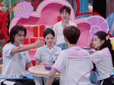 敏儿犯错了就这么萌萌的躲到沙沙后面