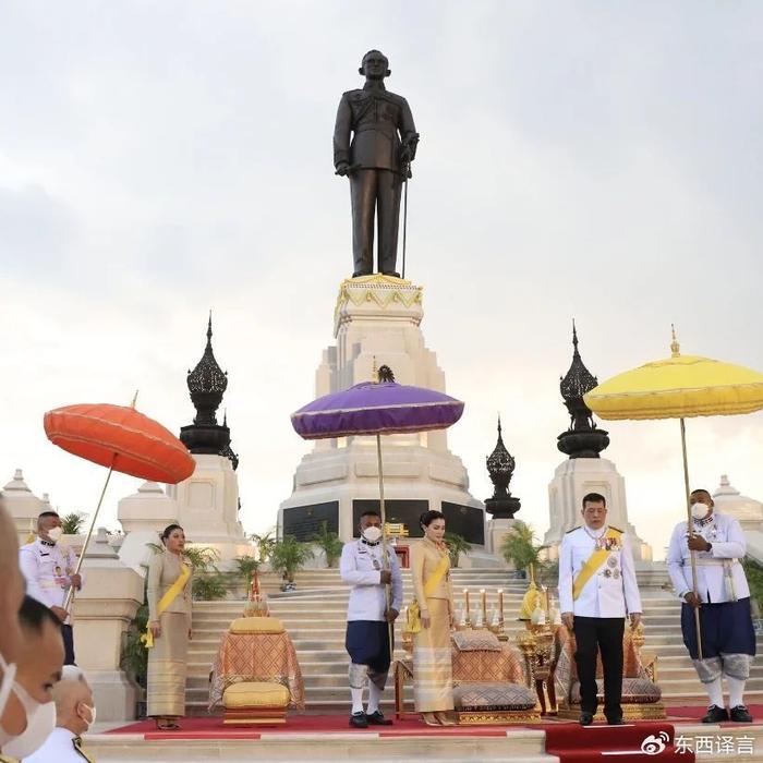 泰王42歲二兒子又回曼谷了,匍匐在地祭拜祖父,越發