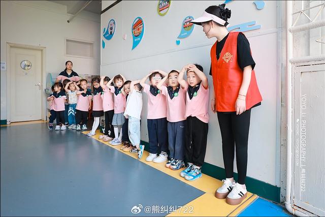 梅林幼儿园地震演练 小朋友们训练有素，沉着冷静不慌乱，老师们的功劳大大的