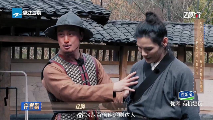 这胸这二头这三头这腹肌这肩向佐身材好的队友都羡慕了