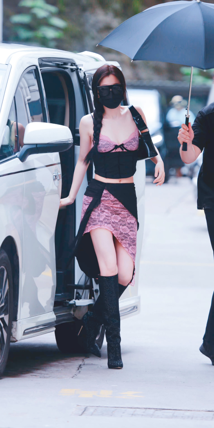 虞书欣黑粉蕾丝造型好美好酷