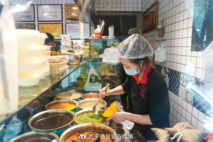 从肩挑串巷到大排长龙,"酿皮"这道独特的小吃始终锁住了青海人的味蕾