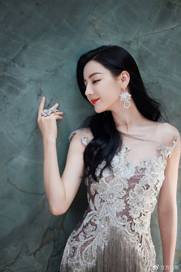 迪丽热巴穿银色流苏裙又仙又美身材性感凹凸有致