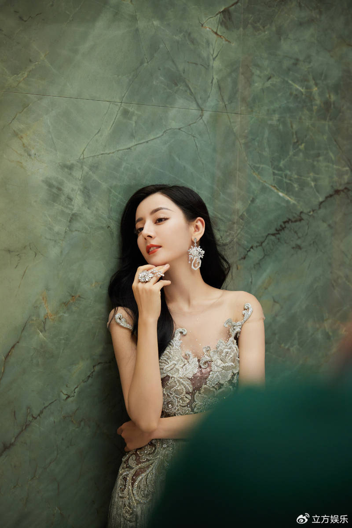 迪丽热巴穿银色流苏裙又仙又美身材性感凹凸有致