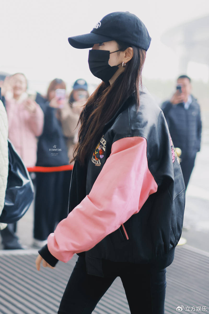 杨幂休闲装扮现身机场 穿紧身裤双腿纤细身材超好|超好|杨幂|双腿