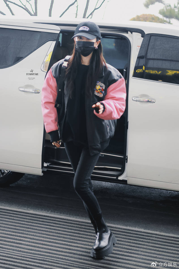 杨幂休闲装扮现身机场 穿紧身裤双腿纤细身材超好|超好|杨幂|双腿