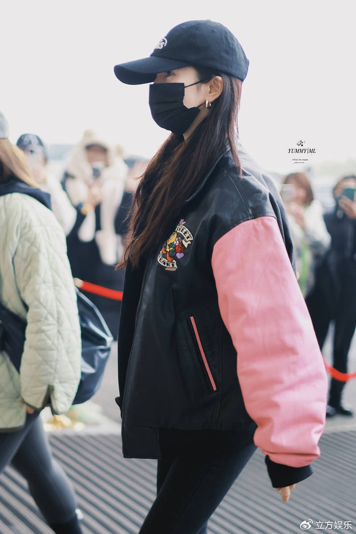 杨幂休闲装扮现身机场 穿紧身裤双腿纤细身材超好|超好|杨幂|双腿