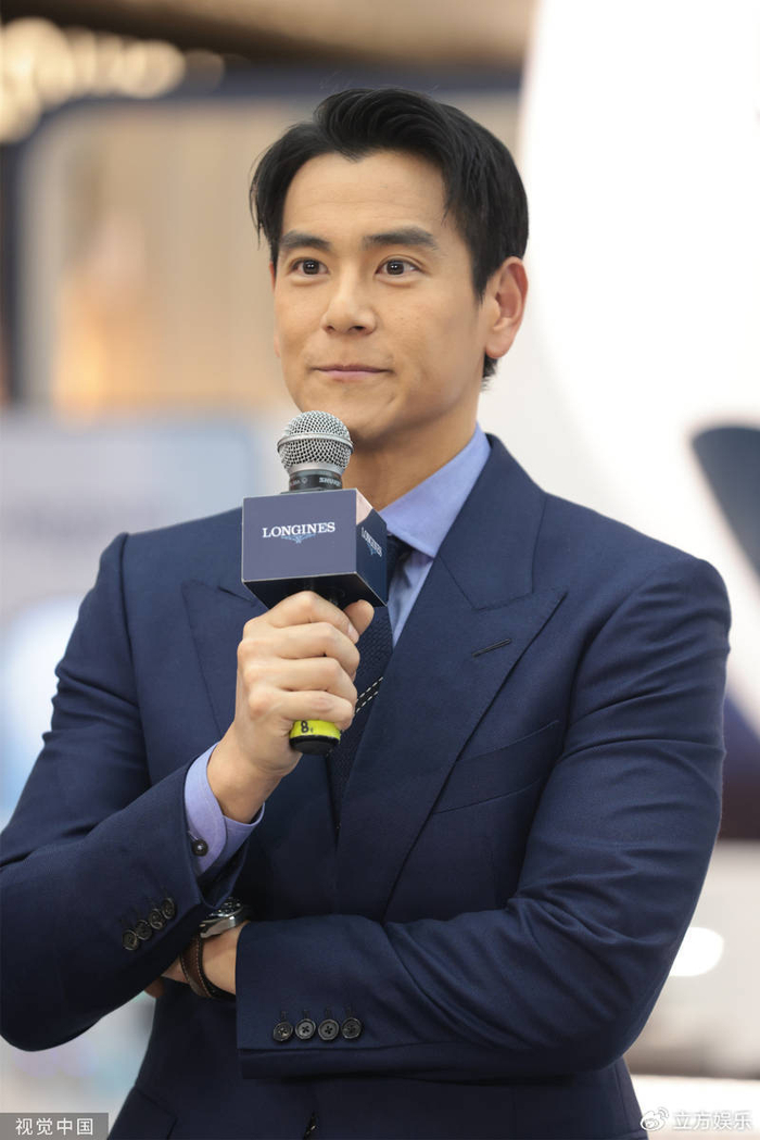 彭于晏西装造型出席活动 饱满肌肉呼之欲出