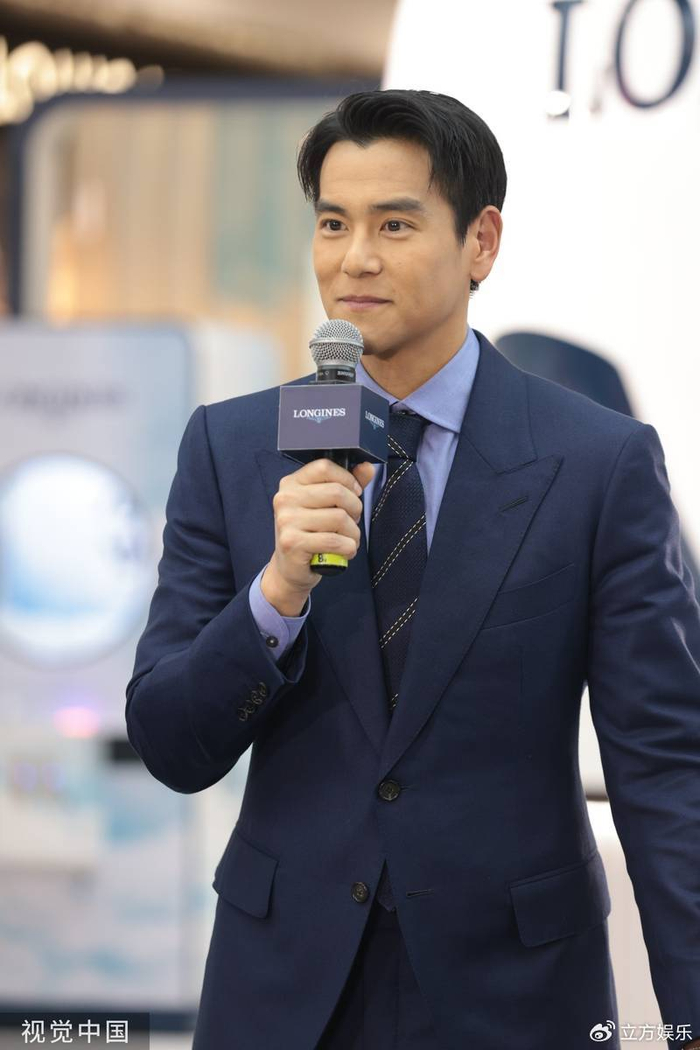 彭于晏西装造型出席活动 饱满肌肉呼之欲出