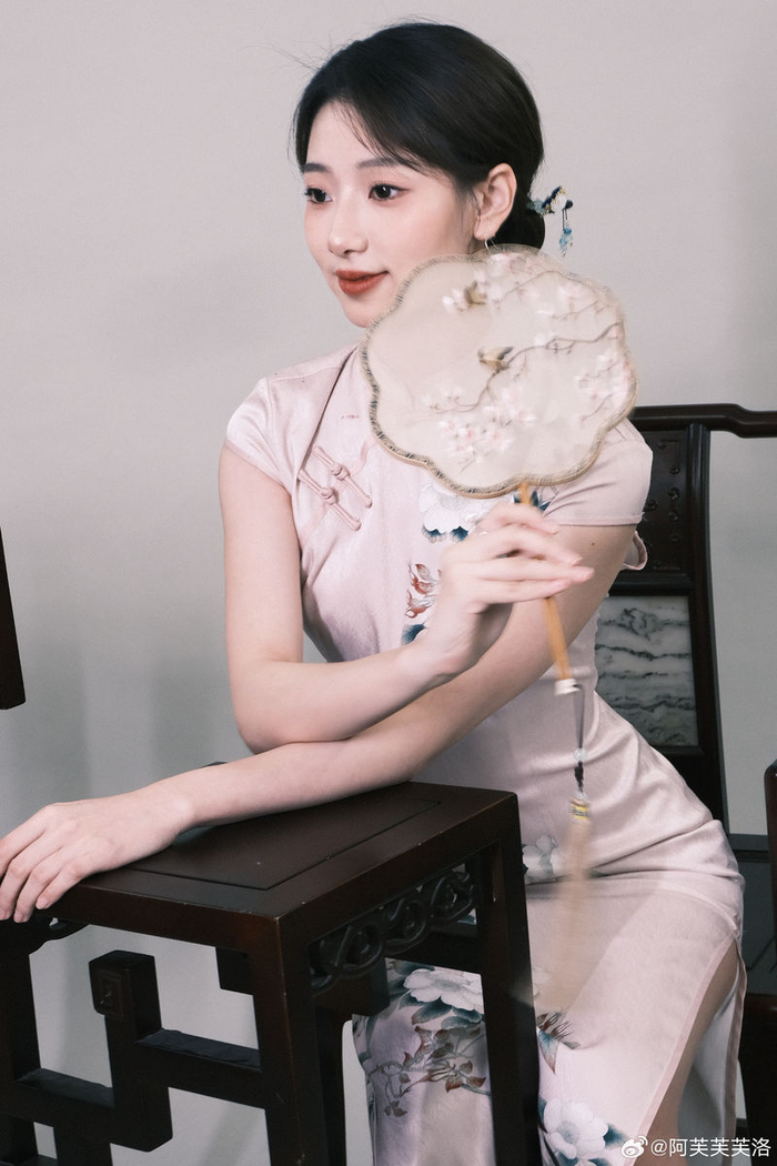 女主持人阿芙晒照:古风旗袍!