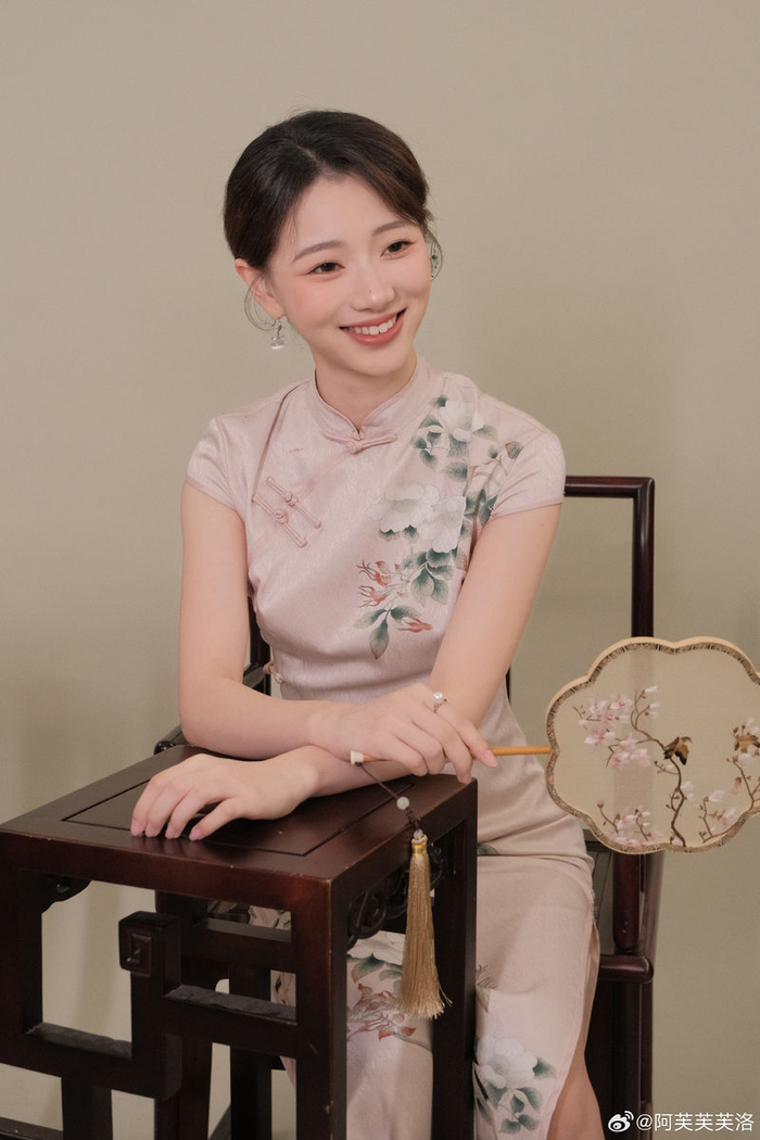 女主持人阿芙晒照:古风旗袍!