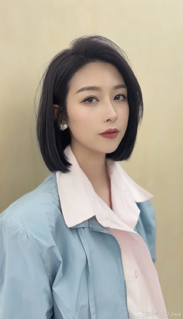 然后,使用梳子或手指轻轻梳理发型,使其呈现出整齐划一的线条感.