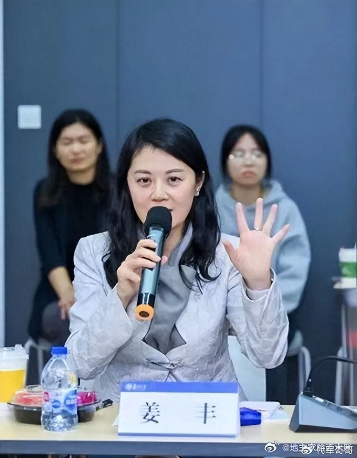 前央视主持人姜丰:事业巅峰时远嫁英国却离婚,如今53岁回国捞金|央视|姜丰|离婚_新浪新闻