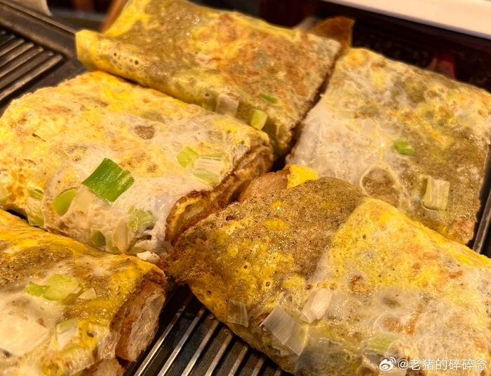 天津早餐特色"嘎巴菜"吃了上～ 配上煎饼果子,别的不说,可真耐饿