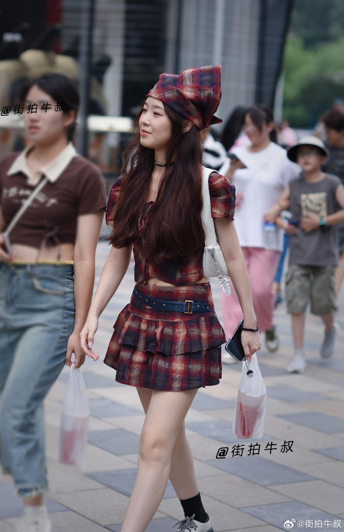 学院风少女穿着漂亮的蛋糕裙套装出街