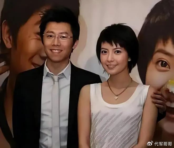 直到2012年,高圆圆在拍摄《搜索》时结识了赵又廷,才算是走出了阴影.