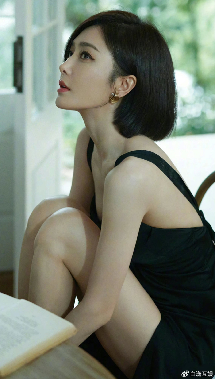 秦岚低胸黑裙,美腿光滑